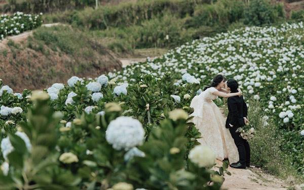 Khăng khăng đòi đi tu từ nhỏ, cô nàng 9x gây sốc khi cưới chàng trai yêu qua… điện thoại Khăng khăng đòi đi tu từ nhỏ, cô nàng 9x gây sốc khi cưới chàng trai yêu qua… điện thoại